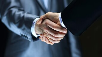 Handschake von Business Personen  | © AdobeStock